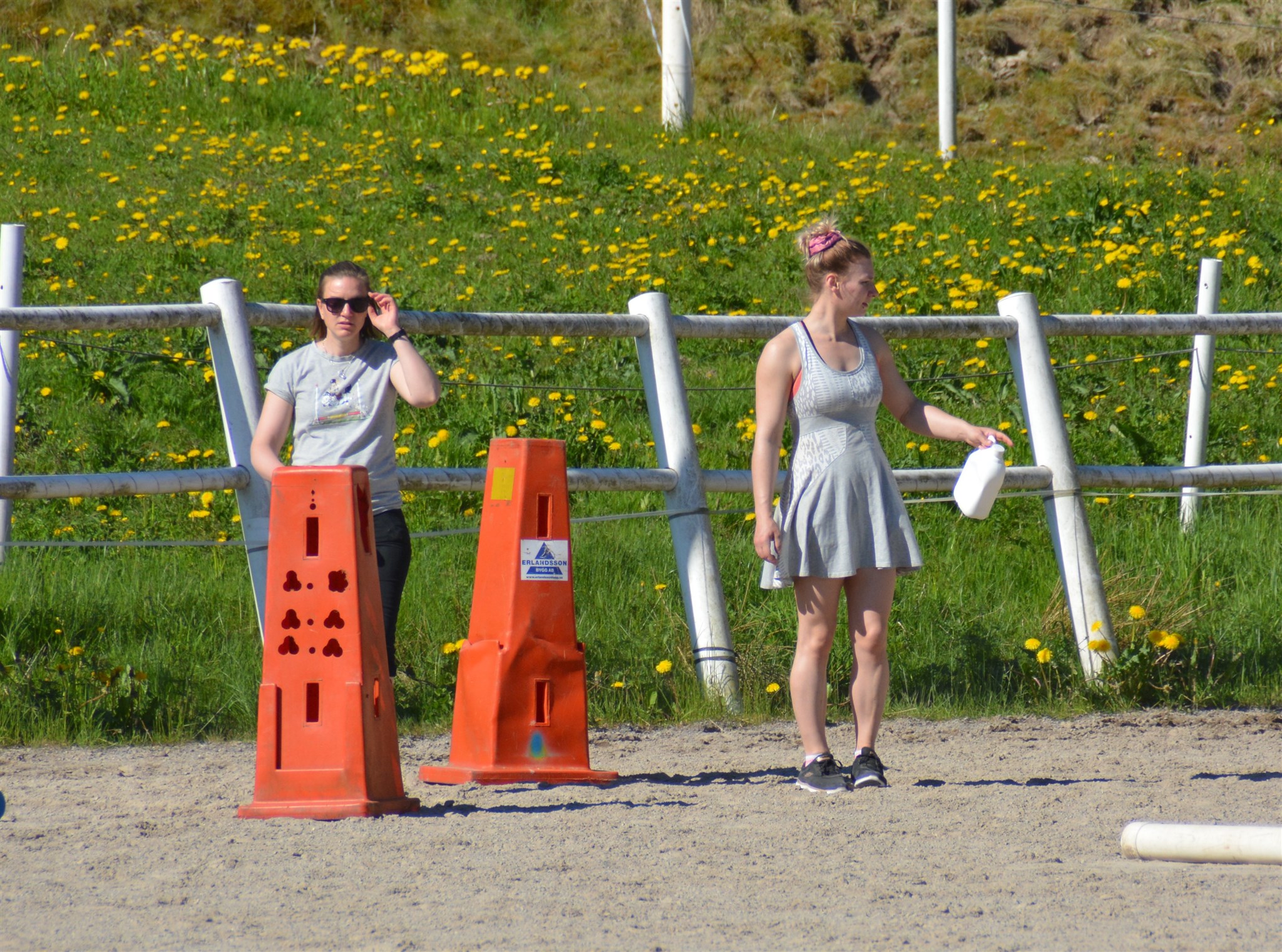 Sofia och Diana domare i caprillin Färgelanda 2021.JPG