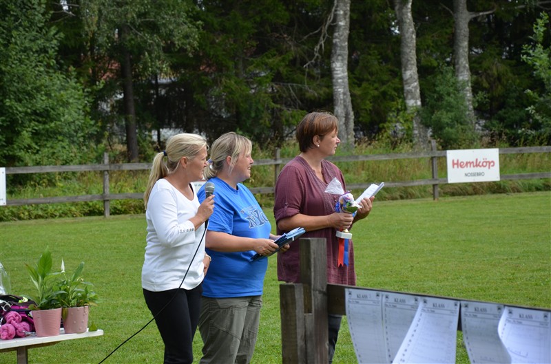 Lotte, Petra och Linda förbereder prisutdelning.JPG